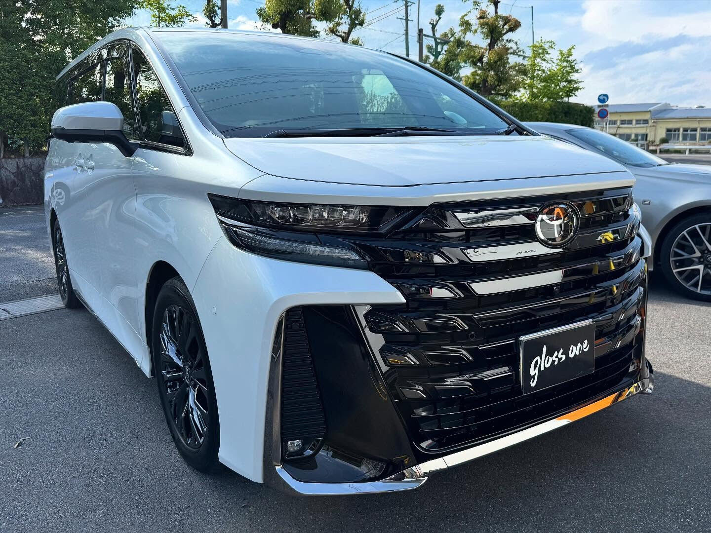 トヨタ　ヴェルファイアのボディーガラスコーティングを施工しま