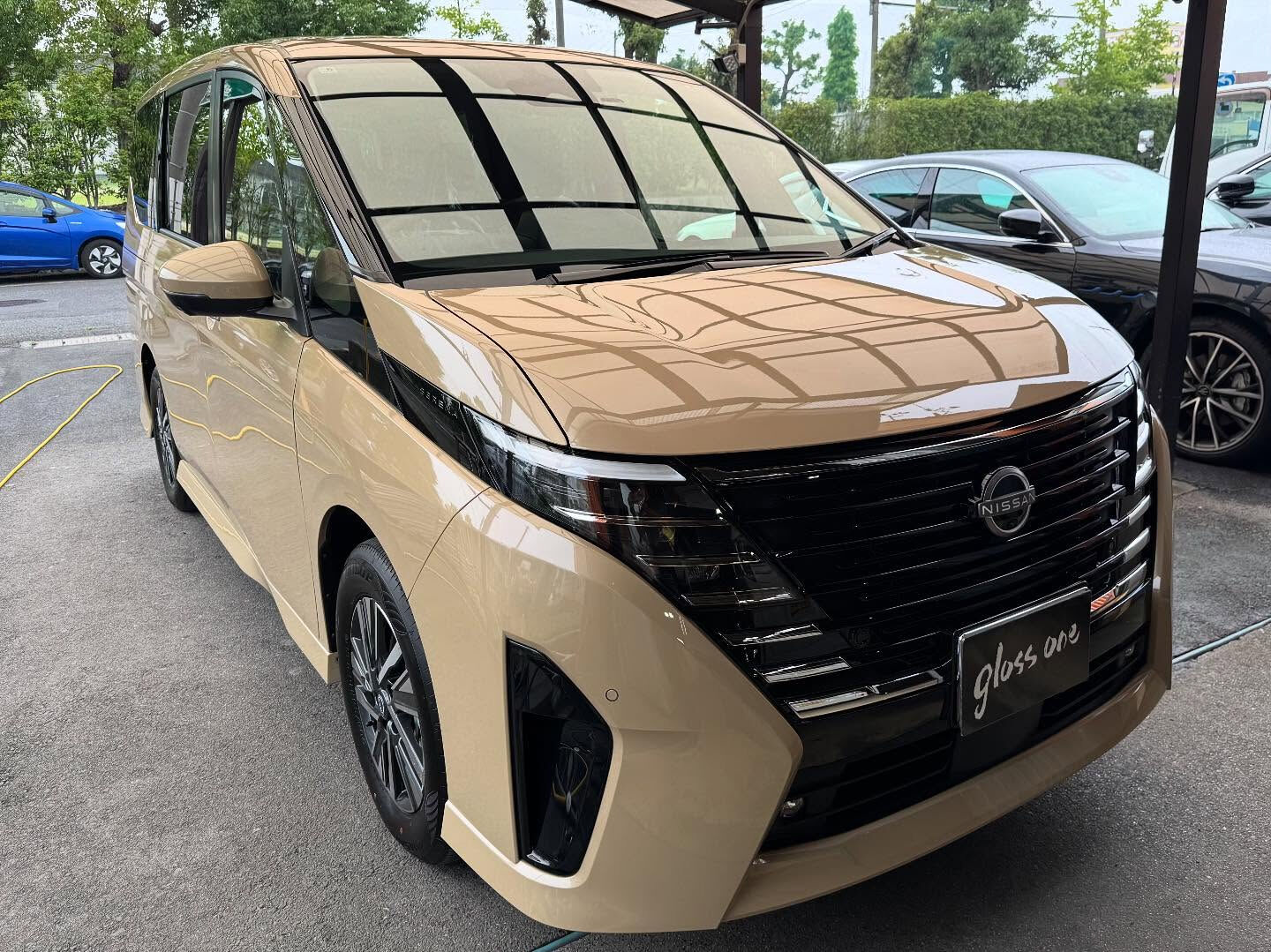日産セレナのボディーガラスコーティングを施工させていただきま