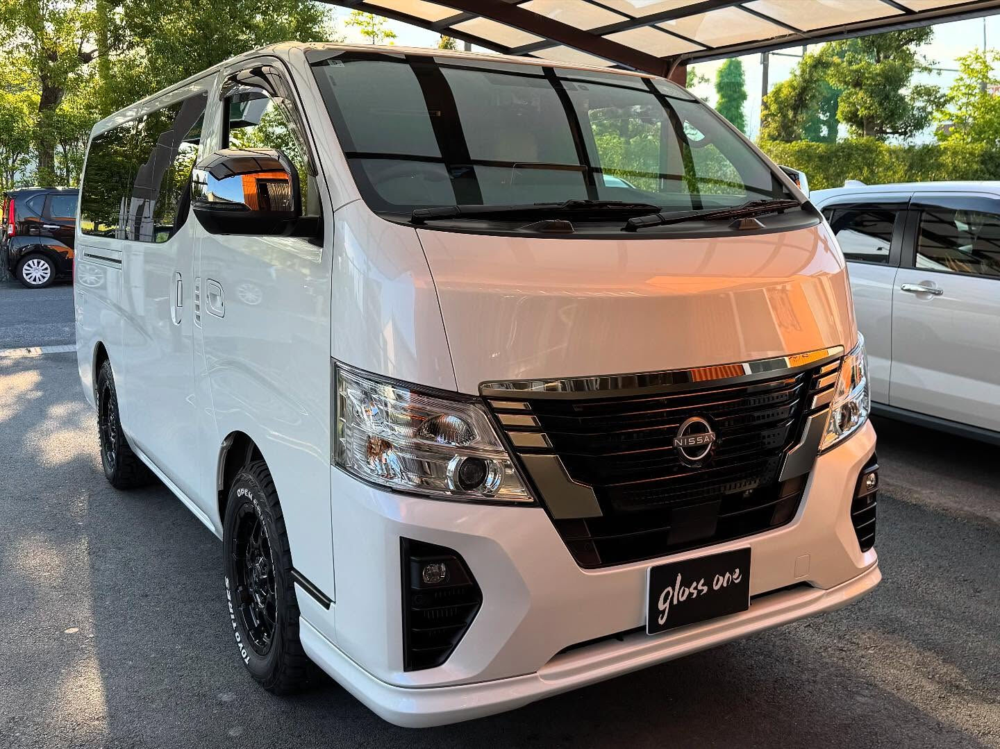 日産キャラバンにボディーガラスコーティングと断熱フィルムの施