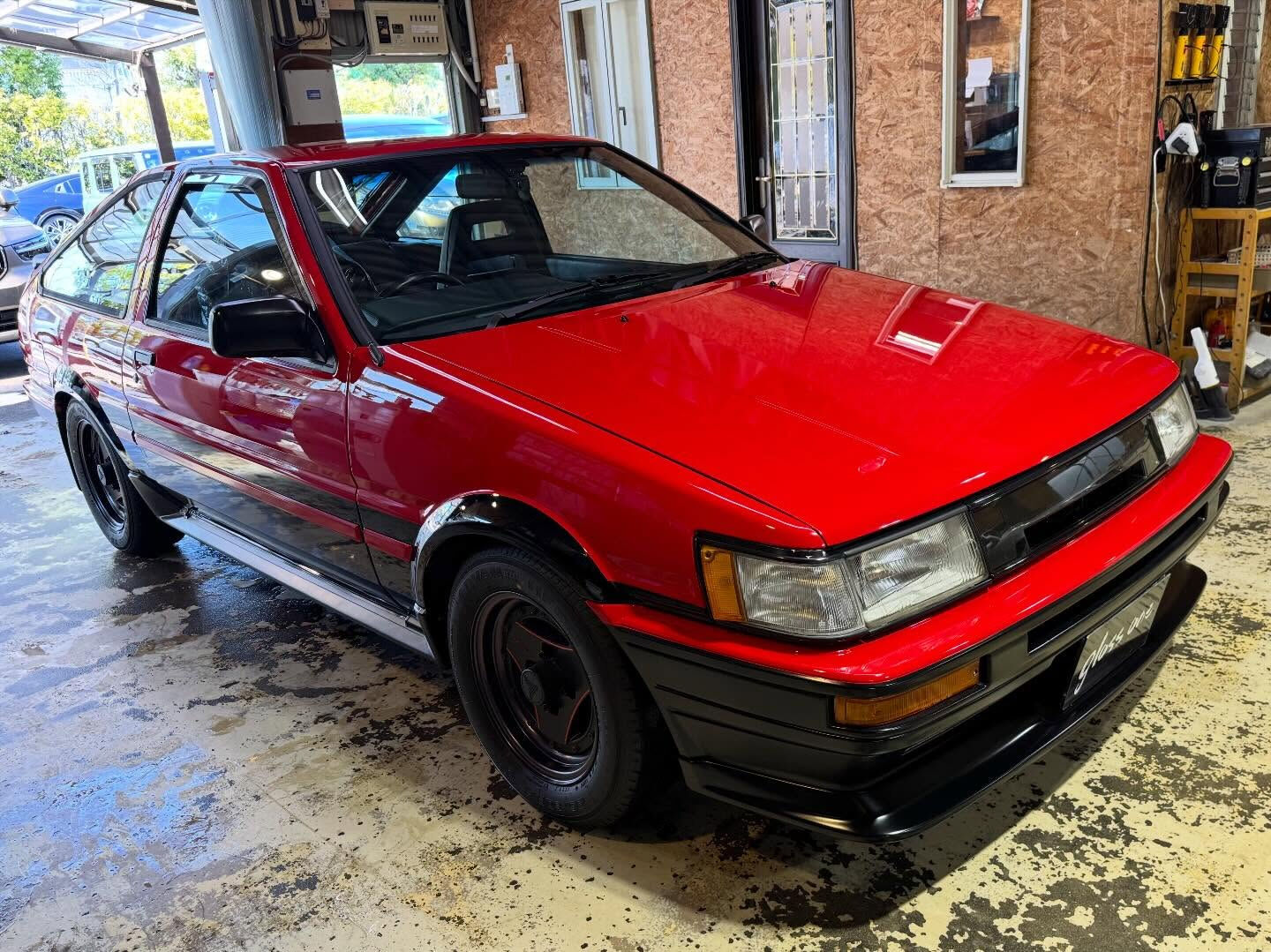 トヨタの名車、AE86レビンが再び輝きを取り戻しました✨