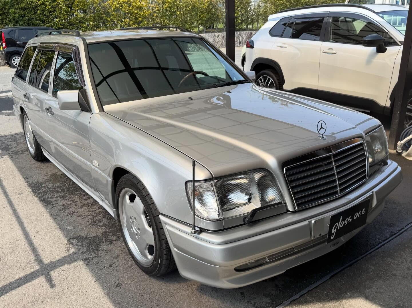 ベンツE320の美しさを最大限に引き出すため、ボディーガラス